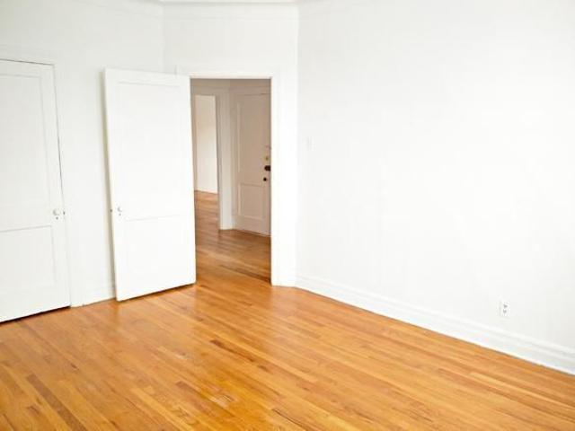 WOW! BEAU GRAND 7 1/2 4 CAC QUARTIER SUPER CHIC MONT ROYAL