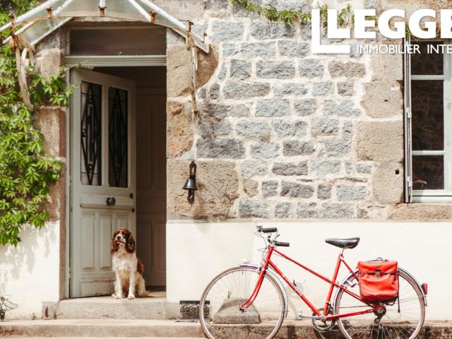 WOW Fabuleuse opportunité de posséder cette ferme UNIQUE, gîte, granges et complexe de glamping