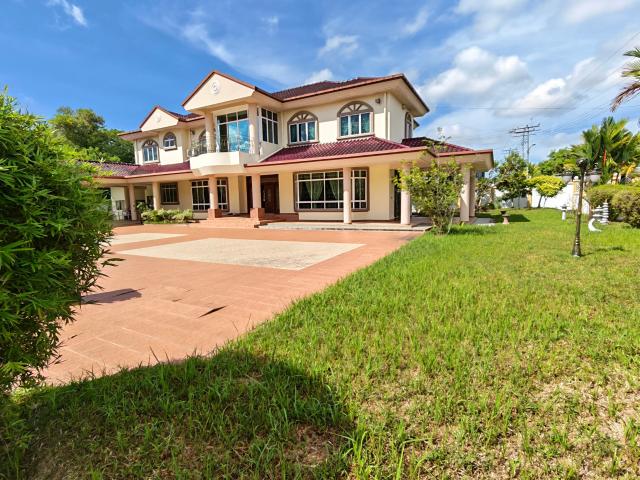 WOW! Huge Prestige Bungalow For Rent In Kolombong | 18,038 Sqft Land