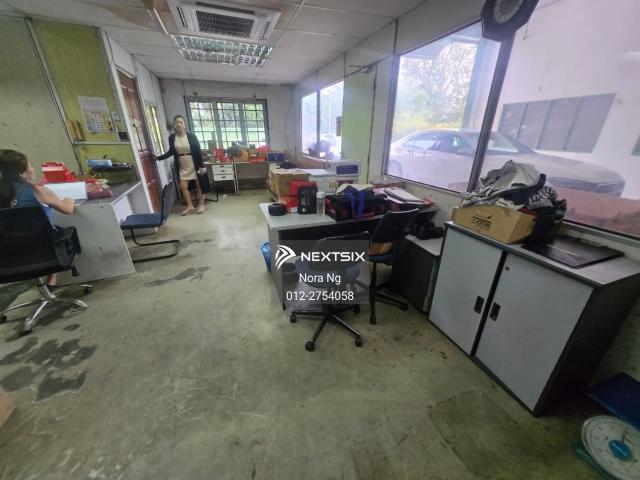 WTL Logistic Location For Rent 1.5 Storey Semi Detached Factory Jalan Meru, Klang Land size 60x100 Build up approximately 4300sf Extra cover area 1400 sf Extra land 10,000sf Rent RM15,000