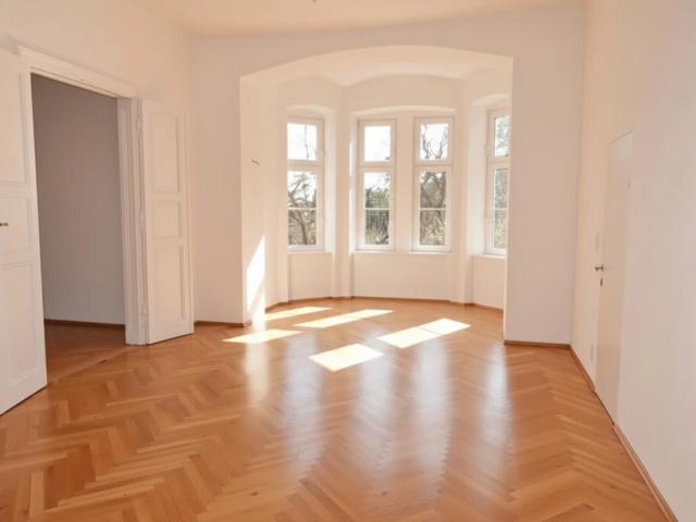 Wunderbare 3,5 Zimmer Balkon Wohnung mit einzigartigem Altbauflair !