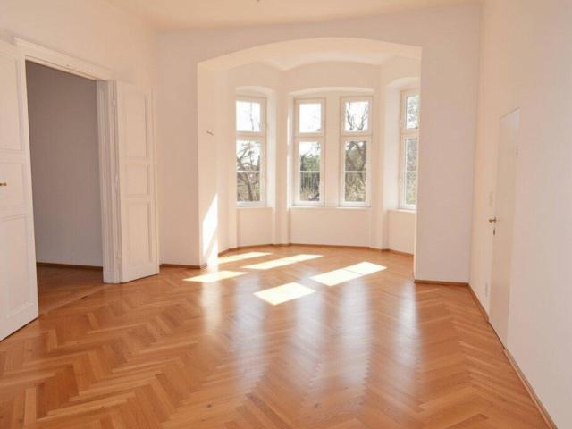 Wunderbare 3,5 Zimmer Balkon Wohnung mit einzigartigem Altbauflair !
