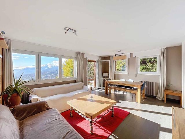 WUNDERSCHÖNE 3,5 ZIMMER WOHNUNG MIT AUSSERGEWÖHNLICHEM PANORAMABLICK