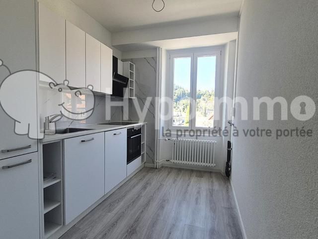 Wunderschöne 3 Zimmer Wohnung komplett renoviert mit Balkon – Le Locle