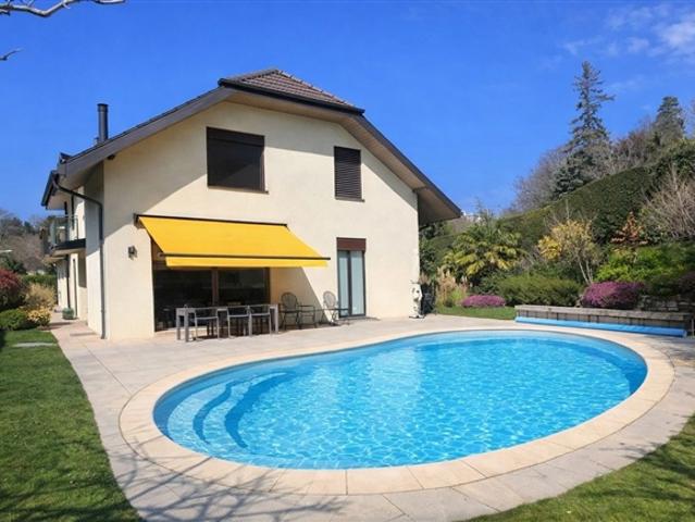 WUNDERSCHÖNE 7,5 ZIMMER FREISTEHENDE VILLA MIT SWIMMINGPOOL IN EINER RUHIGEN WOHNGEGEND