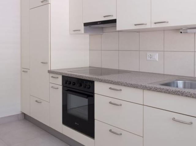 Schönes 4.5 Zimmer Apartment, das vor kurzem renoviert wurde und einen geschlossenen Balkon hat!