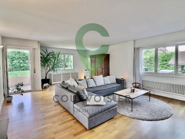 Wunderschöne 6,5 Zimmer Eigentumswohnung mit privatem Pool