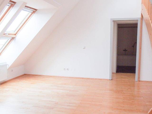 Wunderschöne Dachgeschoss Maisonette Nähe U4/U6 Längenfeldgasse