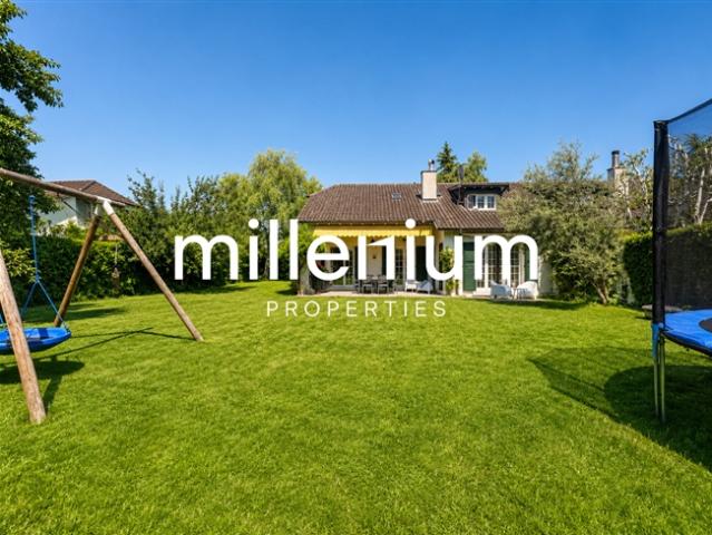 Wunderschöne Einfamilienhaus auf einer Ebene mit grossem Garten