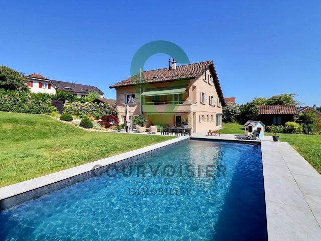 Wunderschöne Immobilie mit zwei Wohnungen, Garten und schönem Pool