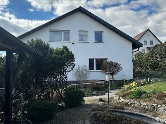 Wunderschöne Lage inmitten der Natur, Einfamilienhaus mit 5,5 Z K B B. Gäste WC, Doppelgarage mit Ansitz