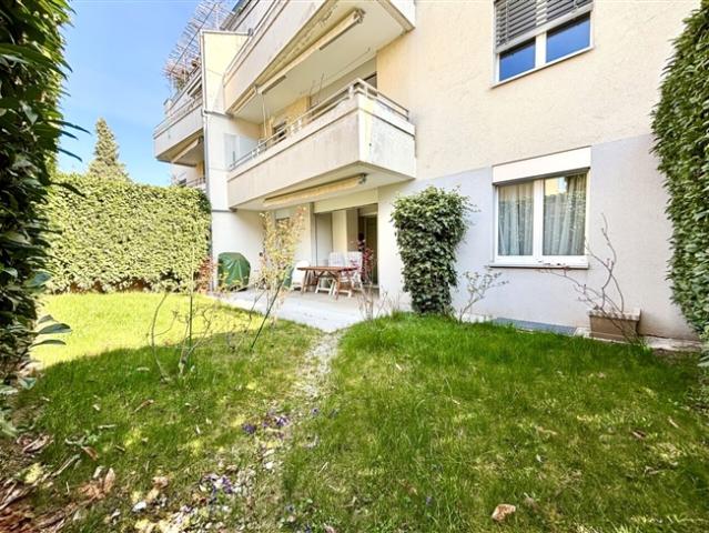 Wunderschöne möblierte Wohnung für 3,5 Pence mit einer kleinen Terrasse neben dem Bahnhof in Gland