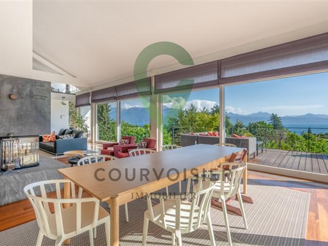 Wunderschöne moderne Villa mit Panoramablick und Spiegelpool