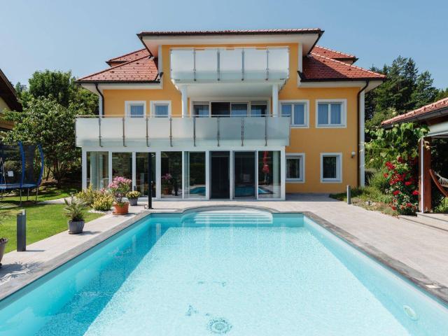 Großzügige, neuwertige Villa mit Salzwasserpool auf 1039 m² Grund in Wörthersee Nähe