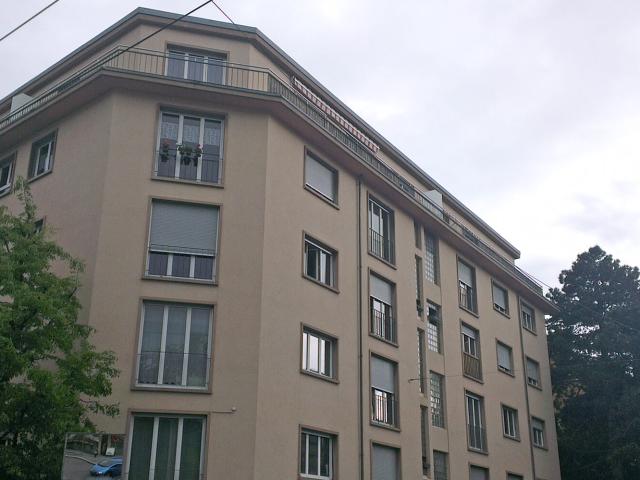 Wunderschöne Wohnung in einer ruhigen Gegend, nahe dem Beaulieu Palast. Diese 5,5 Zimmer Wohnung liegt idealerweise in der Nähe von öffentlichen Verkehrsmitteln, Geschäften und Schulen. Ideal für Familien
