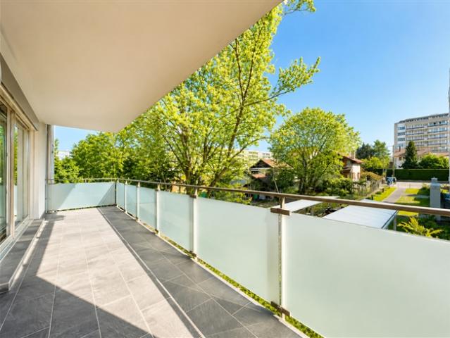 Wunderschöne, zeitgenössische Wohnung mit Balkon