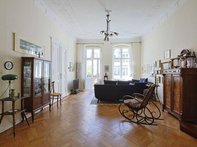 Wunderschöner, vermieteter Stuckaltbautrau, 2. OG, Aufzug, 7 Zimmer, 2 Bäder, 2 Westbalkone, Erker, Wohnküche, Deckenstuck Massivparkett
