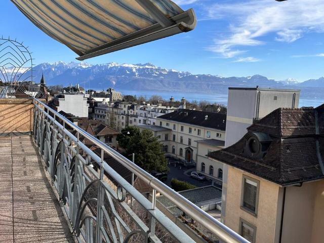Wunderschönes möbliertes 2,5 Zimmer Apartment mit Blick auf den See und die Alpen