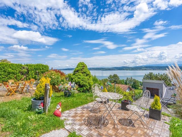 Wunderschönes Grundstück mit Seeblick auf den Murtensee und der Möglichkeit zum Bau einer Wohnung oder eines Hauses