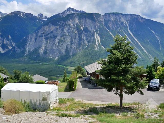 Wunderschönes Grundstück von 589 m2 mit einer atemberaubenden Aussicht