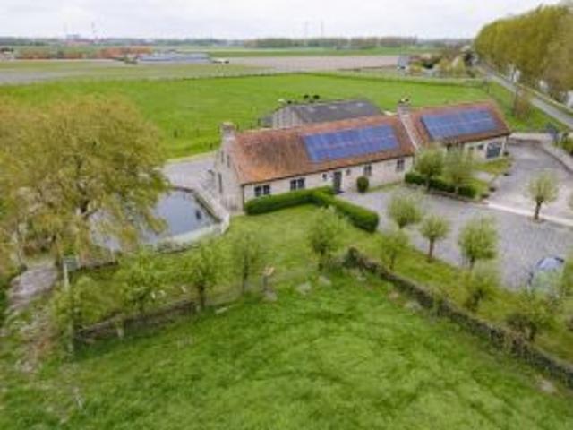 WULPEN: Subliem gelegen landgoed/hoeve bestaande uit rian.
