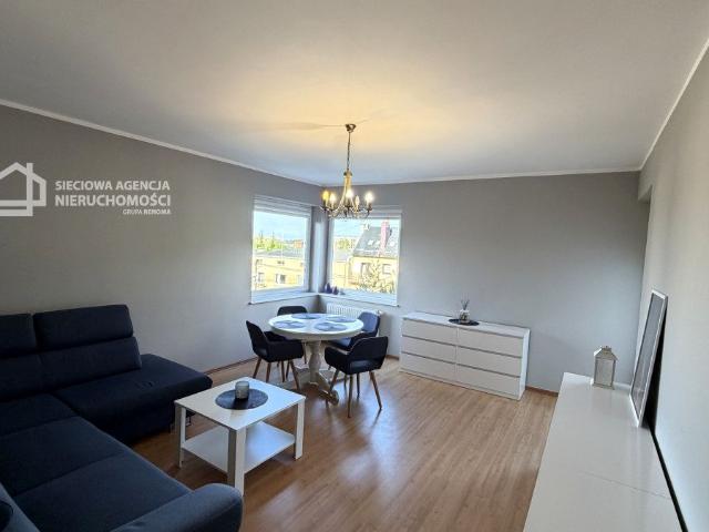 Wynajmę mieszkanie w bloku mieszkalnym kawalerka z oddzielną kuchnią 40 m² Gdynia, Leszczynki