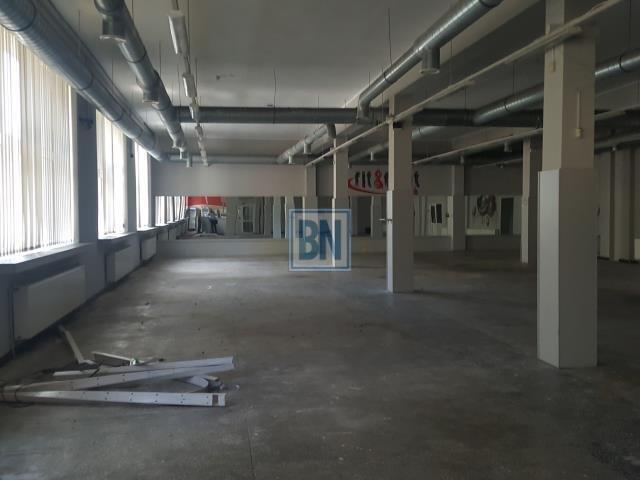Wynajem lokalu 300 m² z ogrzewaniem i parkingiem