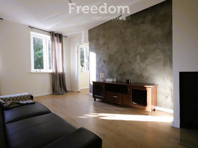 Zapraszam do funkcjonalnego 31,14 m² bezczynszowego mieszkania z kominkiem