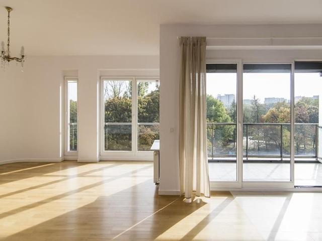 Wysoki 115m² apartament z widokiem na park i tarasem