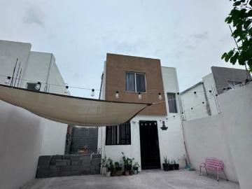 🏠  Casa en venta en Valle de Santa Elena, calle Mérida