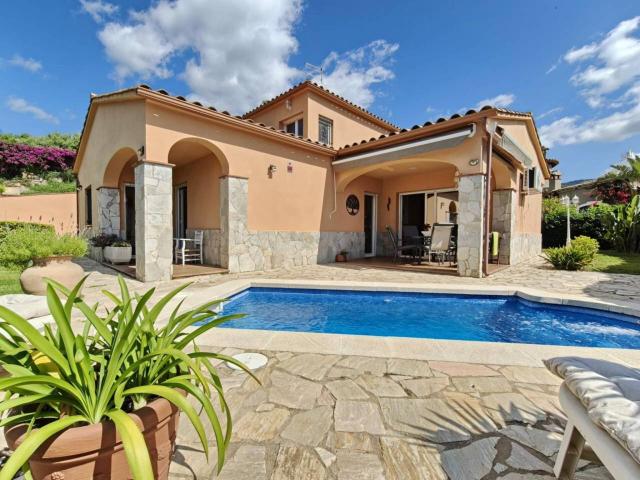 Xalet amb piscina i vistes al mar a Mas Pere, Calonge