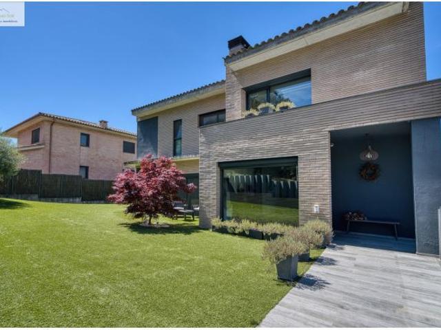 Xalet independent amb gran jardí i piscina en zona residencial exclusiva