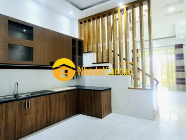 Xe hơi đậu được trong nhà khu dân cư yên tĩnh nhiều cây xanh