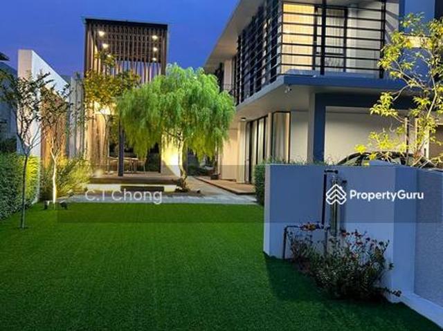 喜欢生活品质的人，通常都会懂Eco Botanic的价值 Eco Botanic @ Davenham 双层Cluster House【4+1房5厕】32×70 Built up 2454sqft International lot 客厅和每间房都已经配好aircond 住起来很舒服 走路就到 Jaya Grocer和商店 平时生活都方便