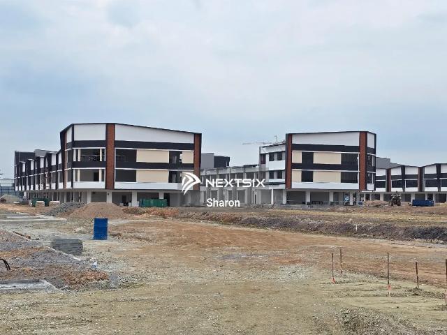 稀少三间店面～出租～ Parit Sulong大路边双层店屋 旁边后面都有空地 店屋buildup 3600sqft 旁边buildup 2000sqft 地点好 parking多 商业热区 租金～RM5000 快快约我Jacelyn委托产业和看房子‼️‼️