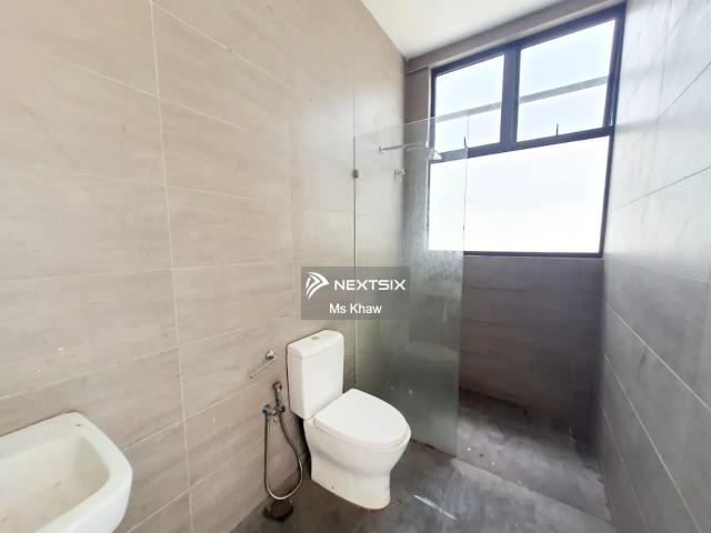 新山最火爆商圈 #MountAustin 隔壁️ #LakeViewSuites 公寓单位 2+1房2厕｜893 sqft｜End Lot｜Middle Floor 还有1个车位＋部分家私️ 开车几分钟就到各种美食餐厅️ 奶茶街 Sunway College 宽柔五小 以及 Austin Heights 国际学校 吃喝玩乐、上学上班都方便