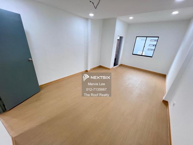 新山坡地旺区，靠近 KSL shopping & Holiday Plaza Facing Main Road！！！ Super Nice Location！！！ Super Rare Unit！！！