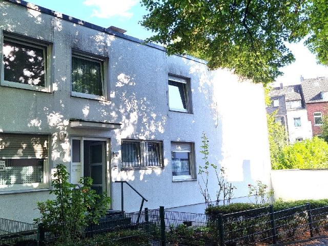 XXL DOPPELHAUSHÄLFTE MIT BALKON, GARTEN UND 2 GARAGEN