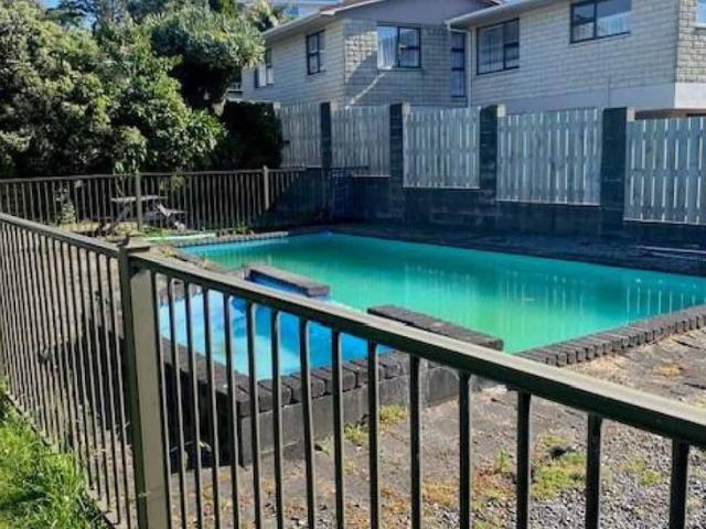 XXL ELEVATED FAMILY HOME 5 BEDROOMS, 3 BATHROOMS IN WHALERS GATE