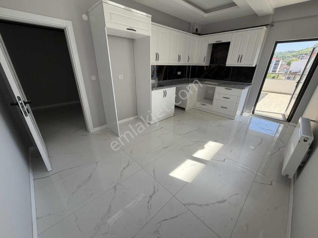 Yağmur Emlaktan Cadde Cephe Ara Kat Giyinme Odalı 0 3+1 Daire