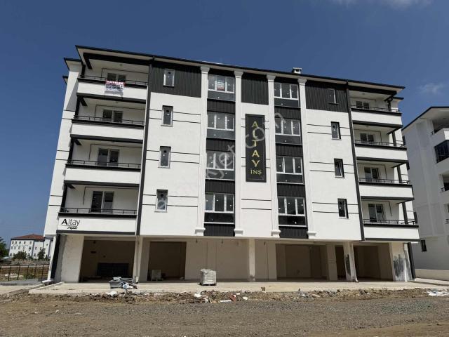 Yağmur Emlaktan Cadde Cephe Ebeveyn Banyolu Sıfır 2+1 Daire