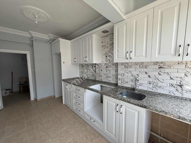 Yağmur Emlaktan Cadde Ve Güney Cepheli İçi Yapılı 3+1 Daire