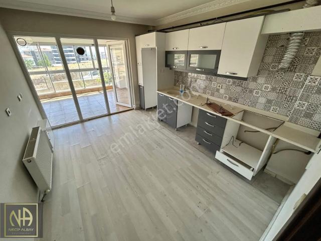 Yakacık Bulvar Üzeri Sanayi Yakını Site İçinde Geniş 3+1 Kiralık