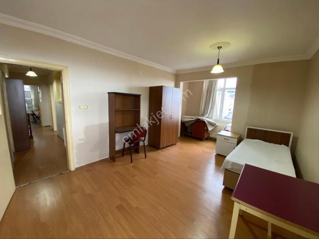 Yalı Gayrimenkulden Cadde Üzerinde Uzun Dönem Erkek 3+1 Eşyalı