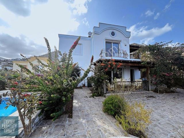 Yalıkavak'ta Deniz Manzaralı Bahçeli 3+1 Villa