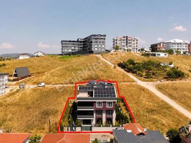 Yalova Çiftlikköy'de Deniz Manzaralı Havuzlu Satılık Villa