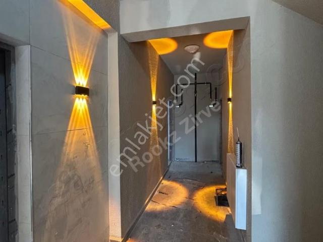 Yalova Çiftlikköyde Ebeveyn Banyolu Ara Kat Satılık 3+1 Daire