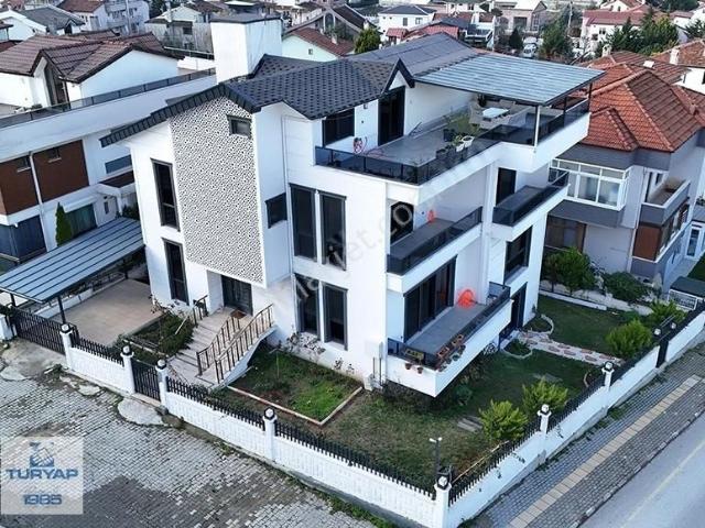 Yalova Özden Mah.de Deniz Manzaralı İçten Asansörlü Lüks Villa