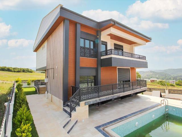 Luksusowa willa z basenem i windą w Yalova – 400 m²
