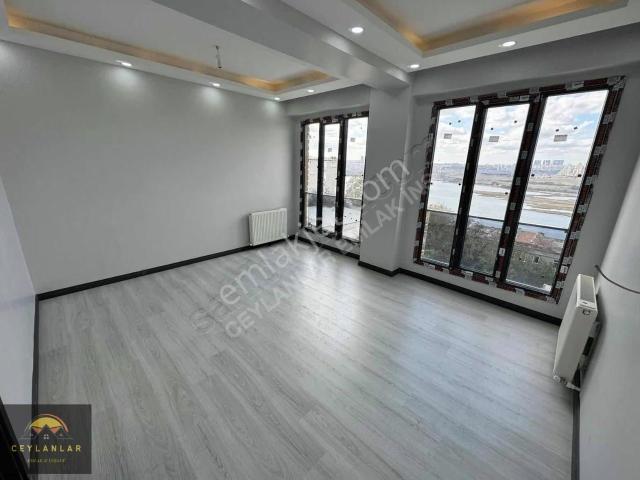 Yarımburgaz'da Göl Manzaralı, Ebeveyn Banyolu 2+1 Kiralık Daire